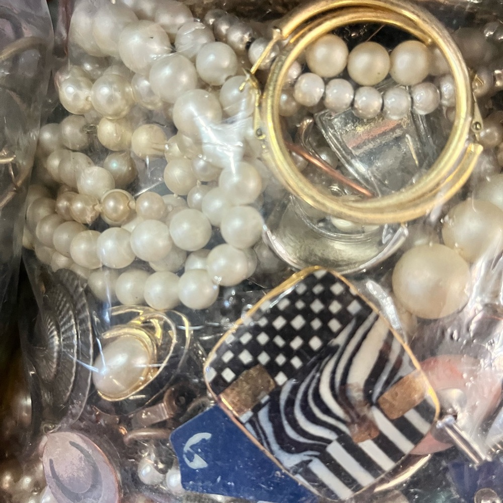 Craft Jewelry - Vintage to Modern Fashion Lot 5lbs box broken missing stones etc - Picture 3 of 5